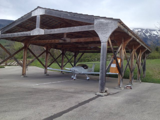 L'ULM de notre atterro dans son hangar